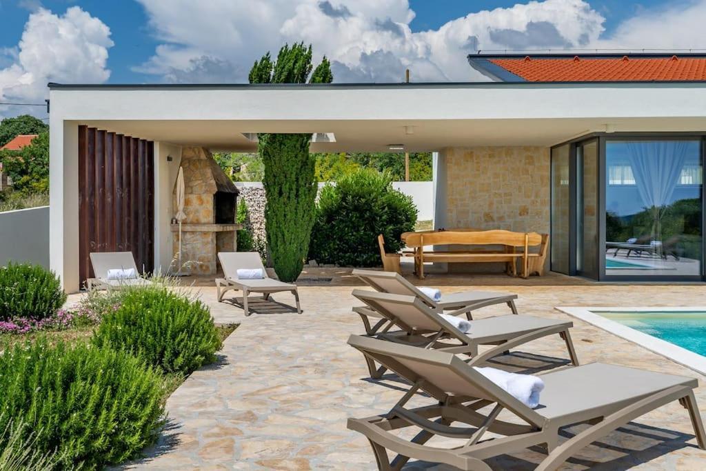 Villa T, Spacious With Heated Pool, Hot Tub & Sauna Rastevic ภายนอก รูปภาพ